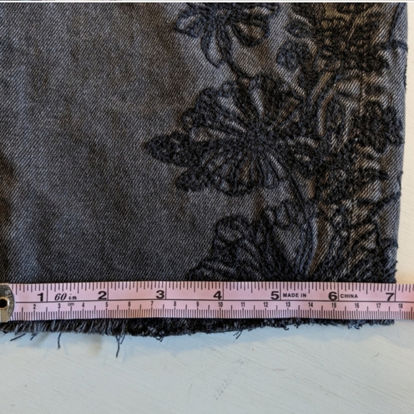 🖤 AEO Faded Black High Rise Ankle Mom Jean with Floral Embroidery, 10 - Picture 14 of 16